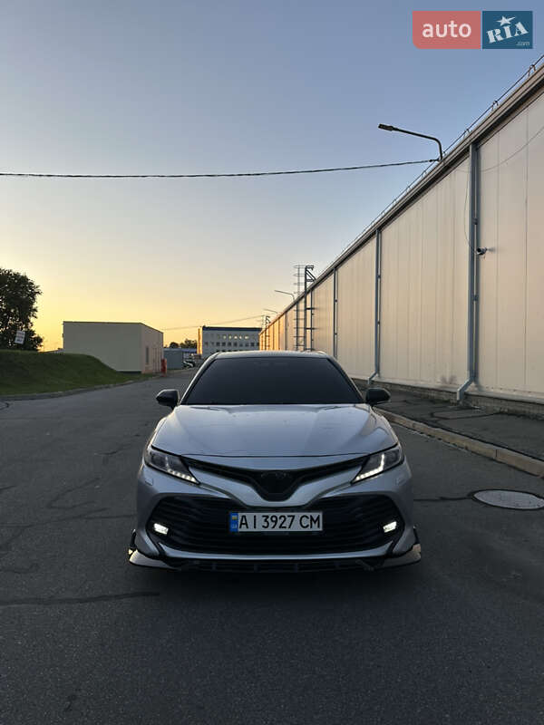 Седан Toyota Camry 2018 в Киеве