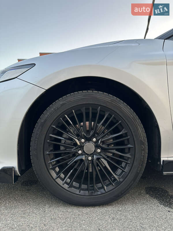 Седан Toyota Camry 2018 в Киеве