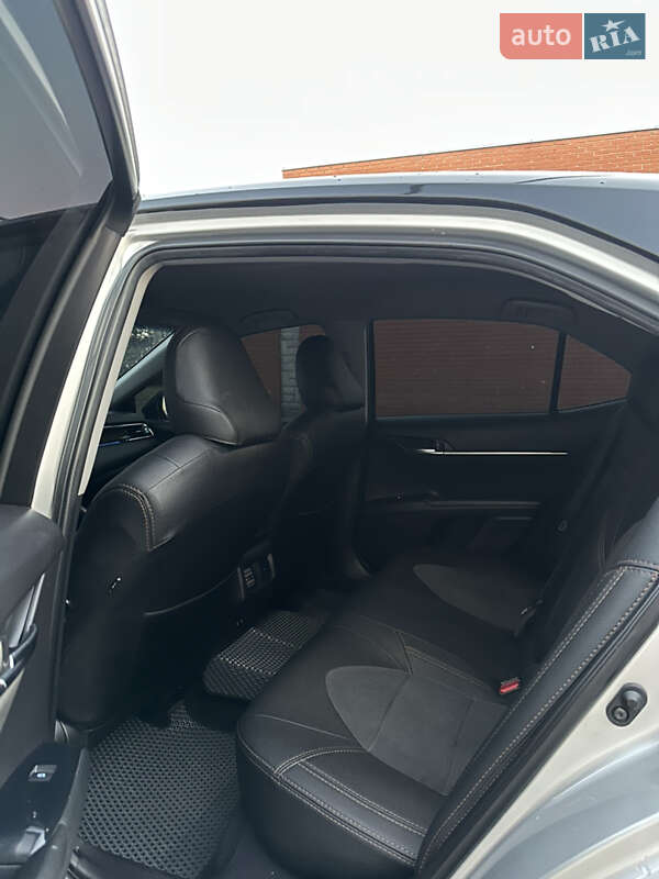 Седан Toyota Camry 2018 в Киеве