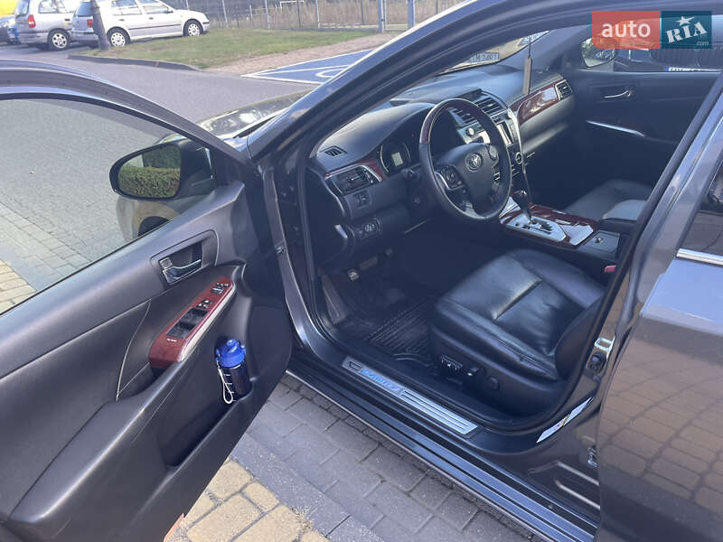 Седан Toyota Camry 2013 в Киеве