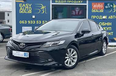 Седан Toyota Camry 2019 в Киеве
