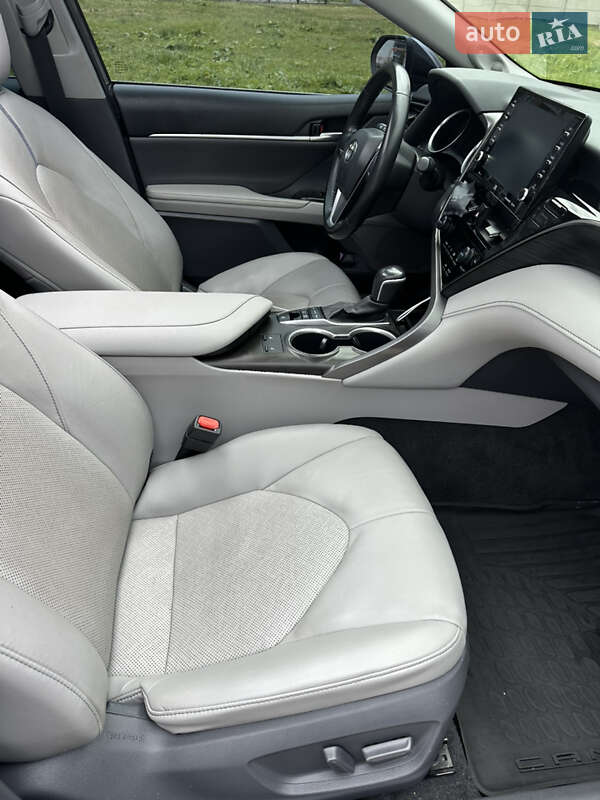 Седан Toyota Camry 2021 в Киеве