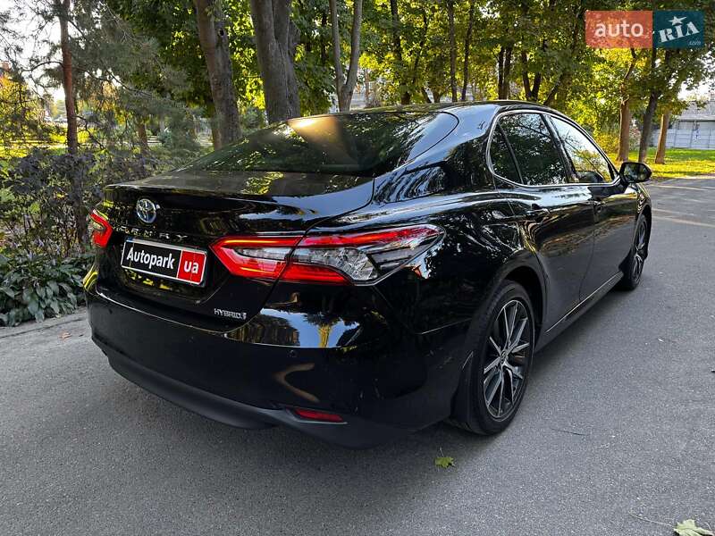 Седан Toyota Camry 2022 в Киеве