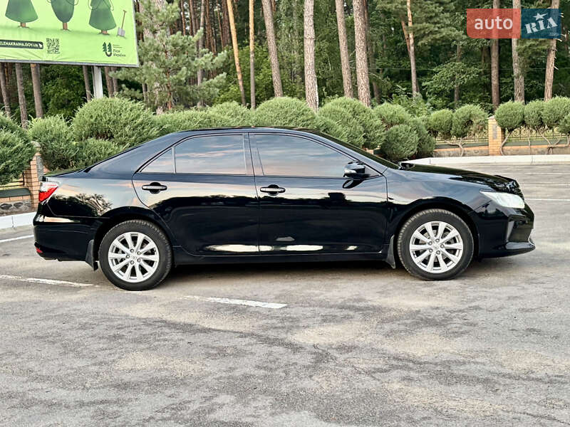 Седан Toyota Camry 2016 в Лебедині