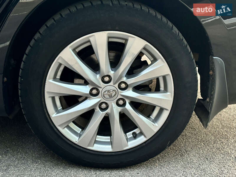 Седан Toyota Camry 2016 в Лебедині