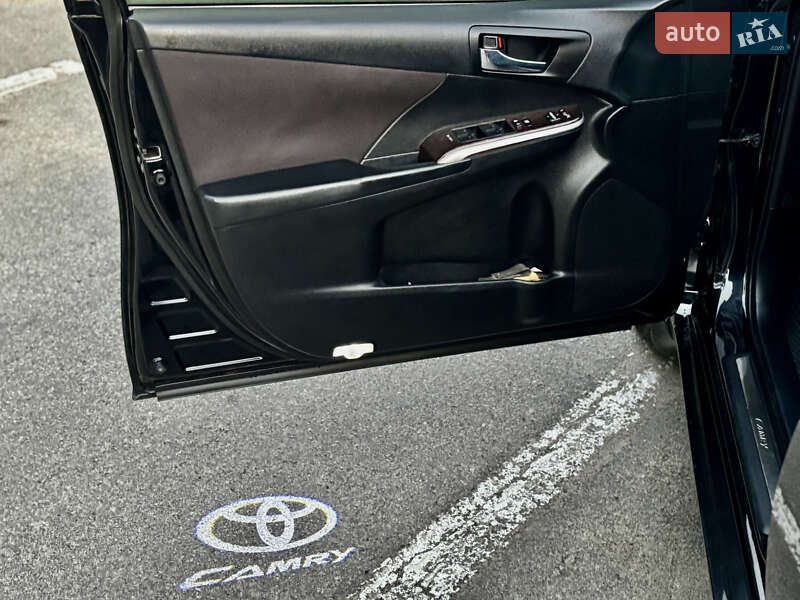 Седан Toyota Camry 2016 в Лебедині