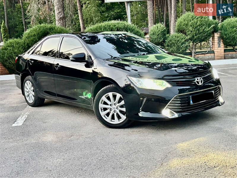 Седан Toyota Camry 2016 в Лебедині
