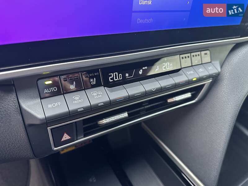 Седан Toyota Camry 2025 в Киеве