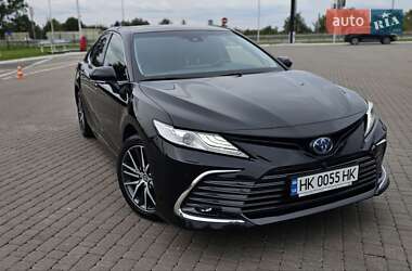 Седан Toyota Camry 2022 в Ровно