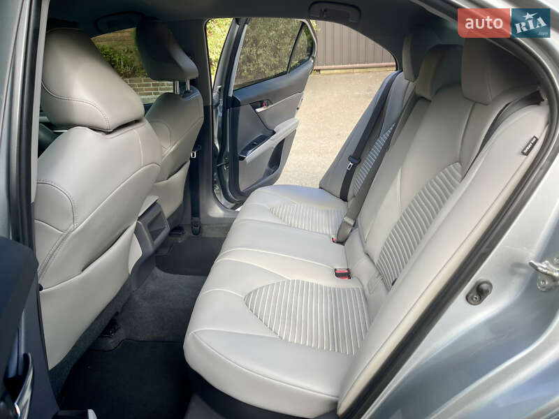 Седан Toyota Camry 2020 в Киеве