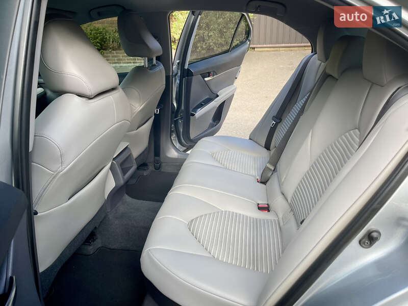 Седан Toyota Camry 2020 в Киеве