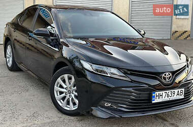 Седан Toyota Camry 2019 в Киеве