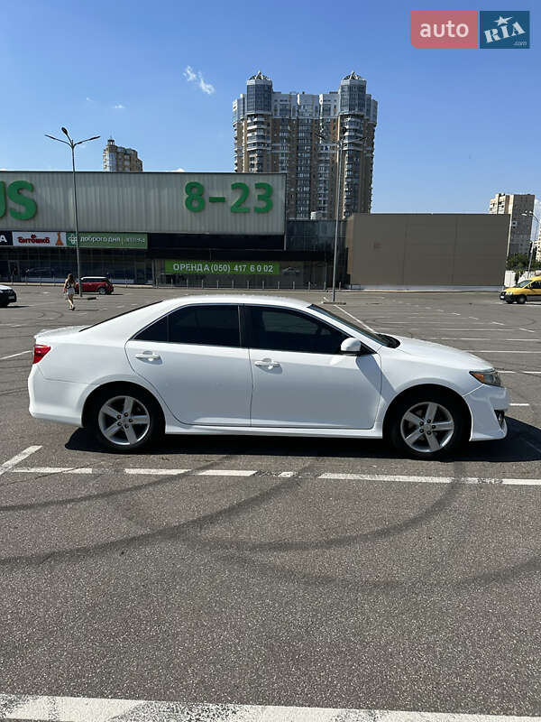 Седан Toyota Camry 2013 в Івано-Франківську