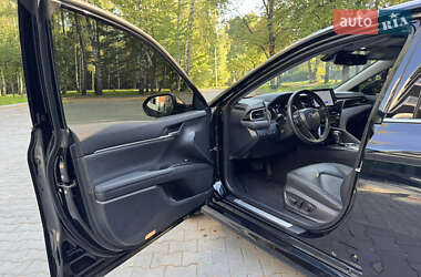 Седан Toyota Camry 2023 в 