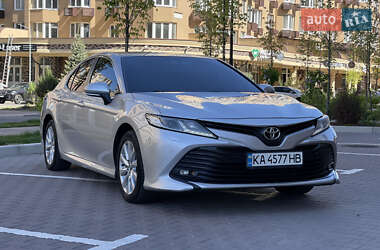 Седан Toyota Camry 2019 в Софиевской Борщаговке