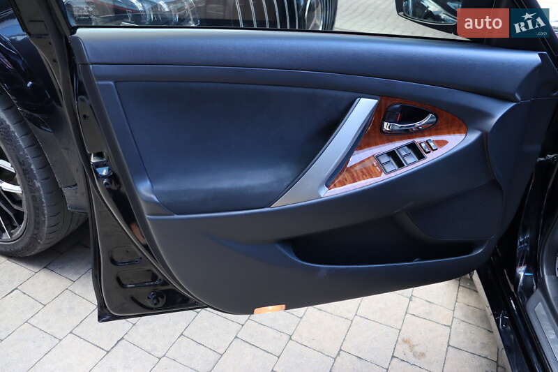 Седан Toyota Camry 2011 в Львові