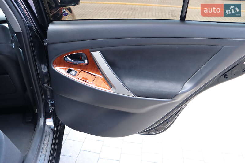 Седан Toyota Camry 2011 в Львові