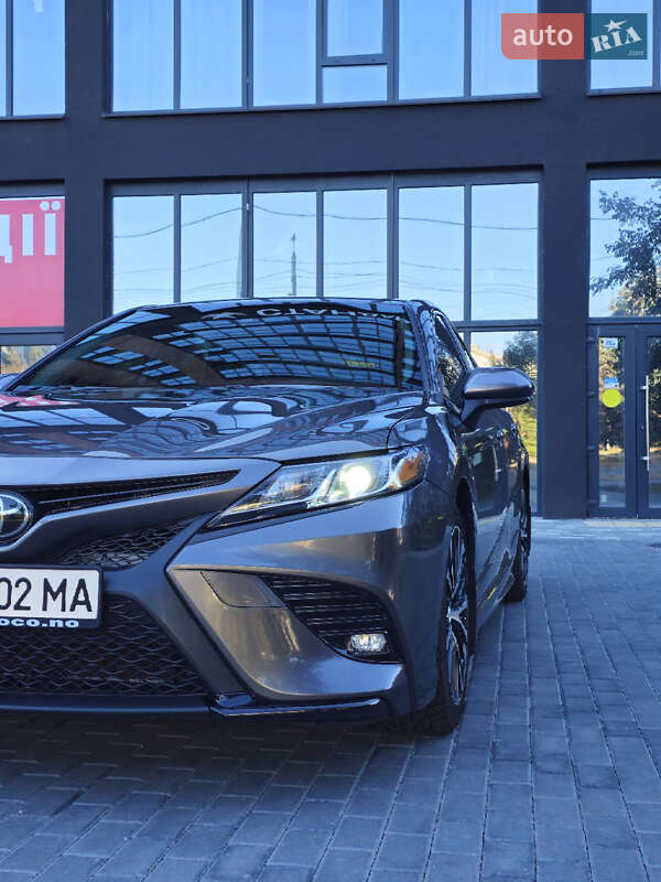 Седан Toyota Camry 2018 в Полтаве
