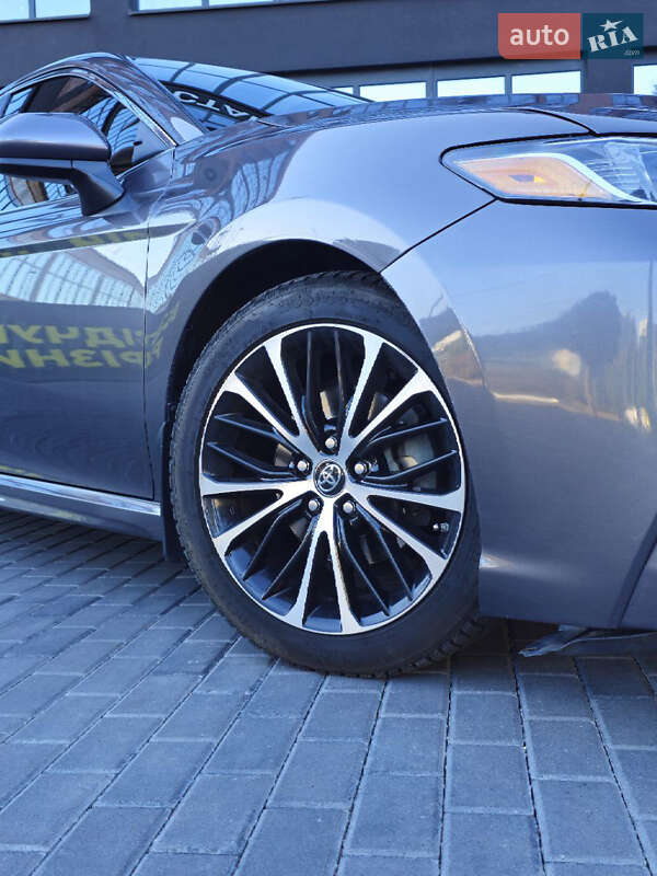 Седан Toyota Camry 2018 в Полтаве