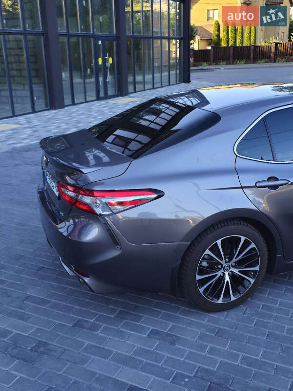Седан Toyota Camry 2018 в Полтаве