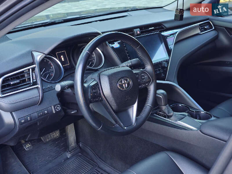 Седан Toyota Camry 2018 в Полтаве