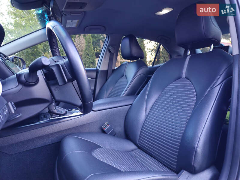 Седан Toyota Camry 2018 в Полтаве