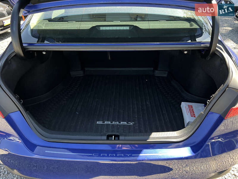 Седан Toyota Camry 2017 в Умані