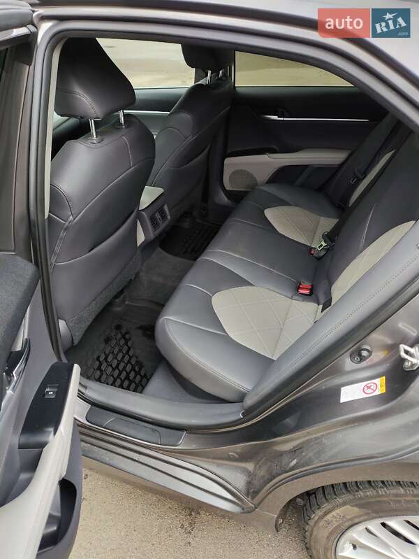 Седан Toyota Camry 2017 в Киеве