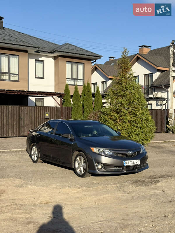 Седан Toyota Camry 2014 в Киеве