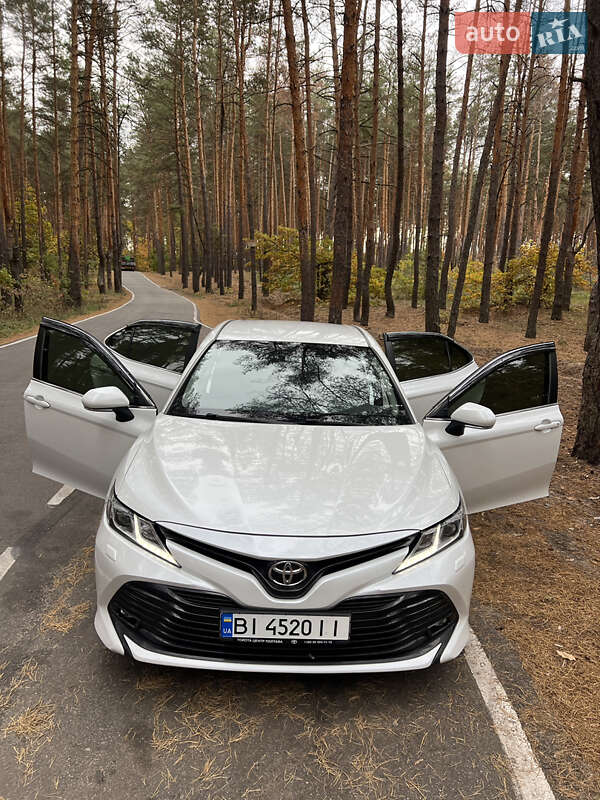 Седан Toyota Camry 2018 в Валках
