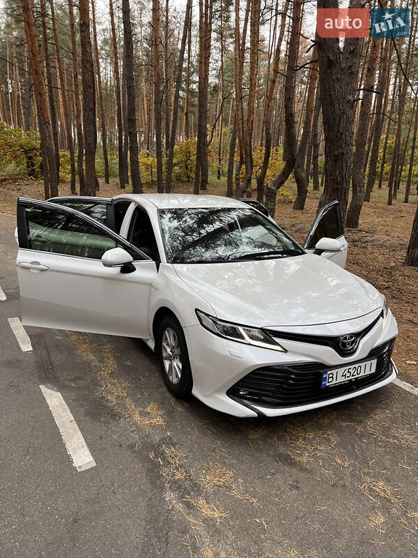 Седан Toyota Camry 2018 в Валках