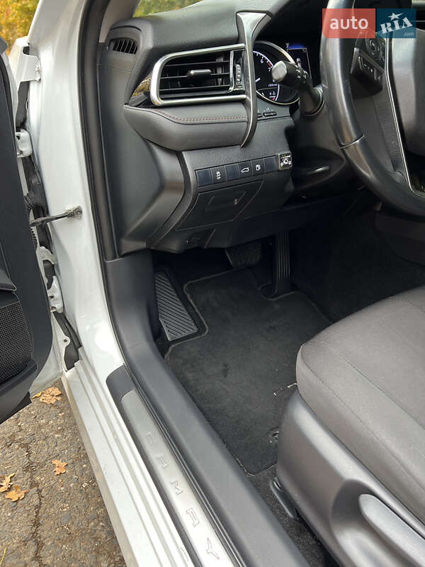 Седан Toyota Camry 2018 в Валках