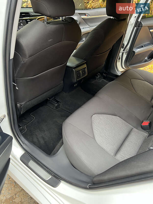 Седан Toyota Camry 2018 в Валках