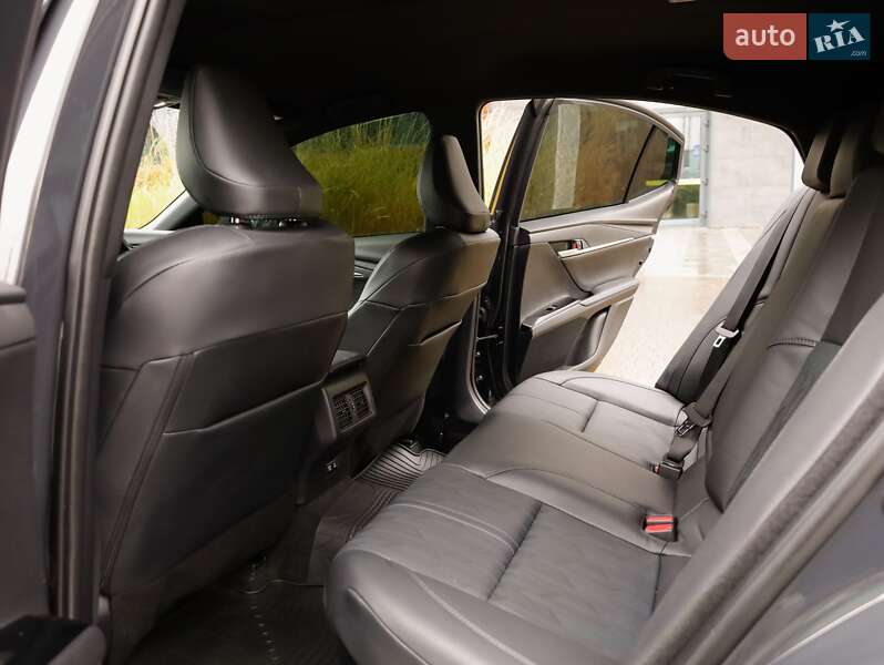 Седан Toyota Camry 2024 в Києві