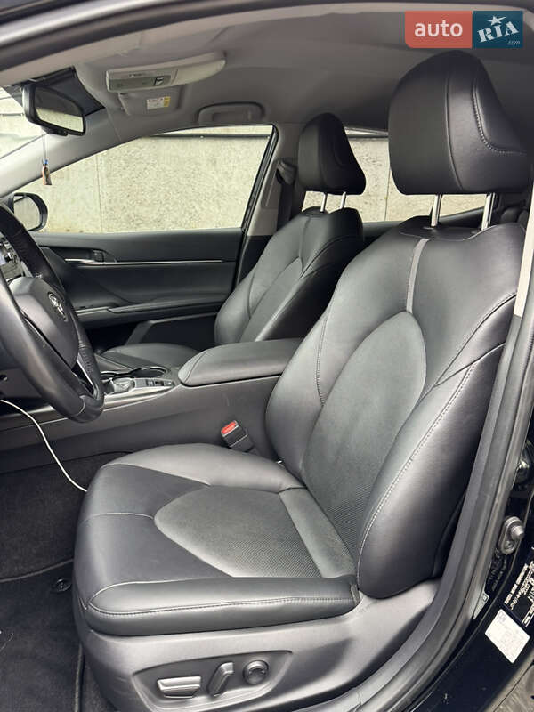 Седан Toyota Camry 2023 в Киеве