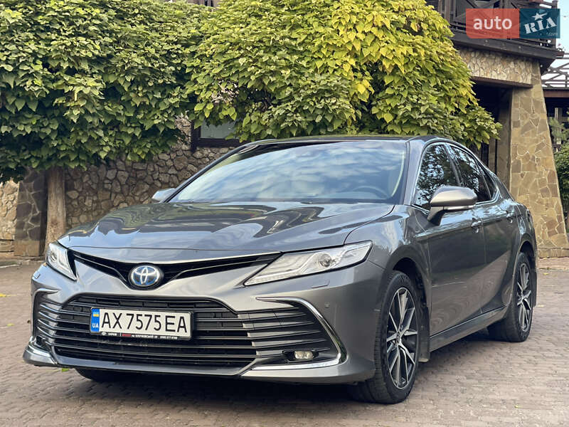 Седан Toyota Camry 2023 в Рівному
