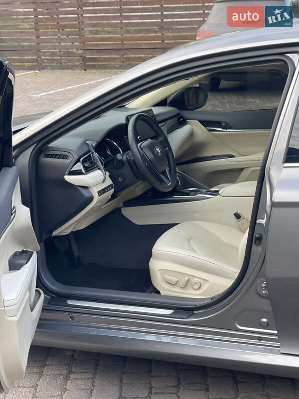 Седан Toyota Camry 2023 в Рівному