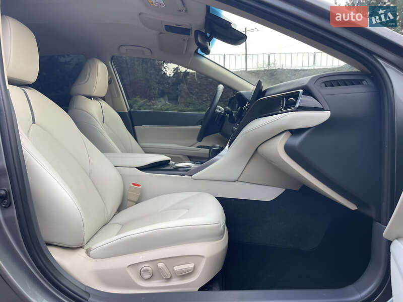 Седан Toyota Camry 2023 в Рівному