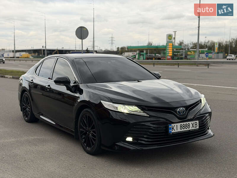 Седан Toyota Camry 2019 в Киеве