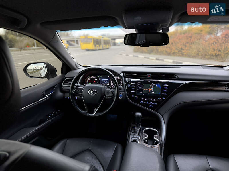 Седан Toyota Camry 2019 в Киеве