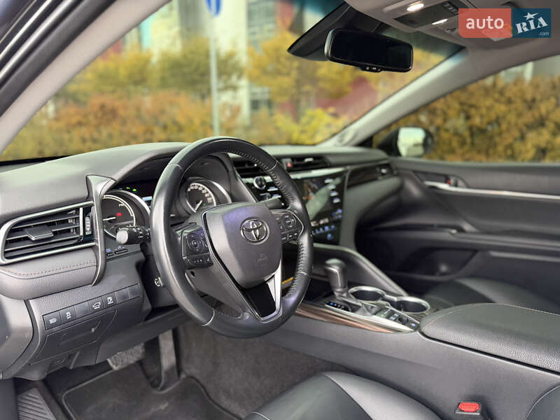 Седан Toyota Camry 2019 в Киеве