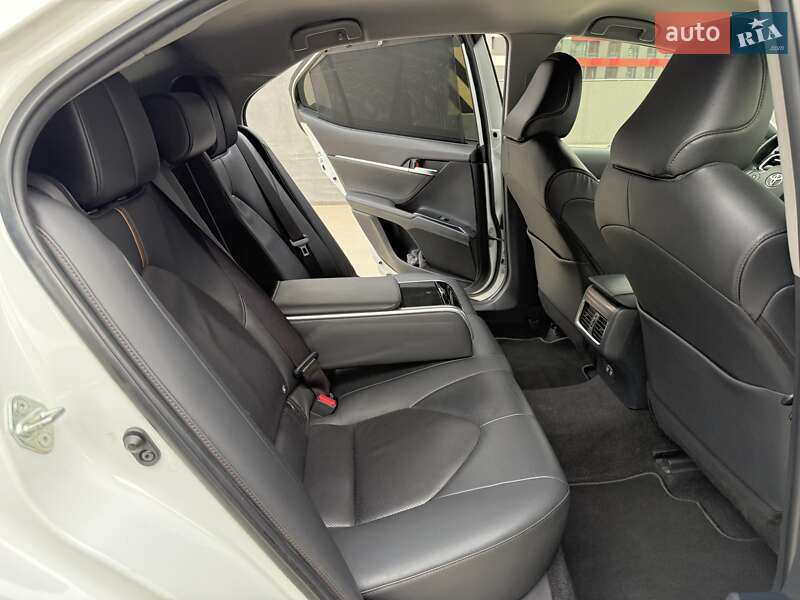 Седан Toyota Camry 2018 в Києві