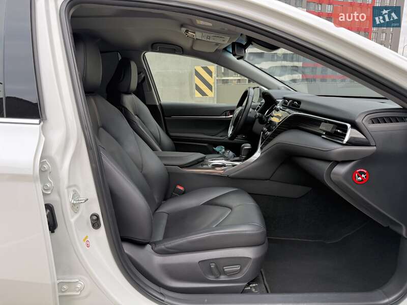 Седан Toyota Camry 2018 в Києві