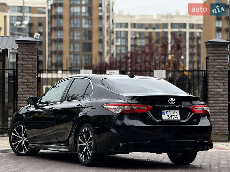 Седан Toyota Camry 2018 в Киеве