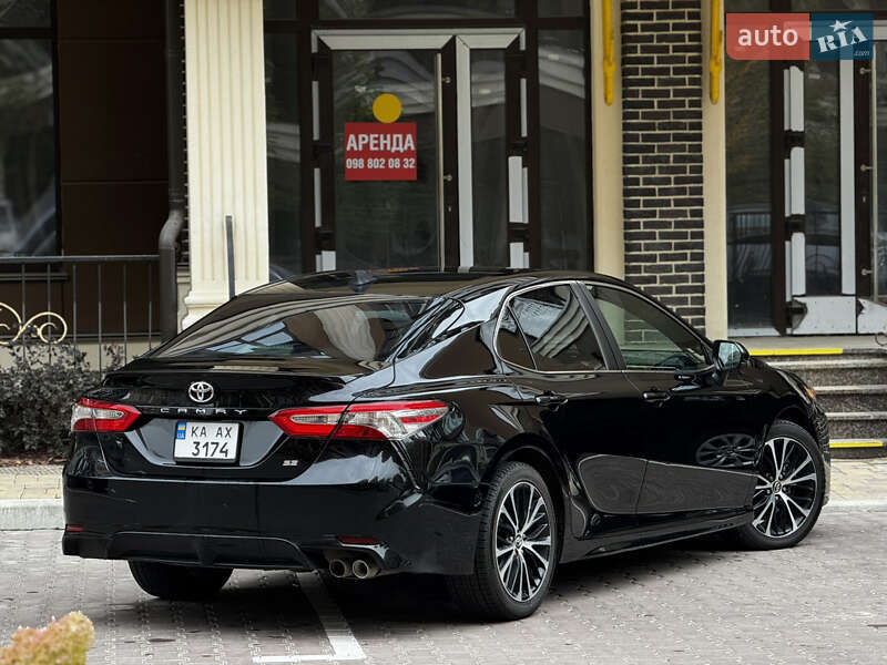 Седан Toyota Camry 2018 в Киеве