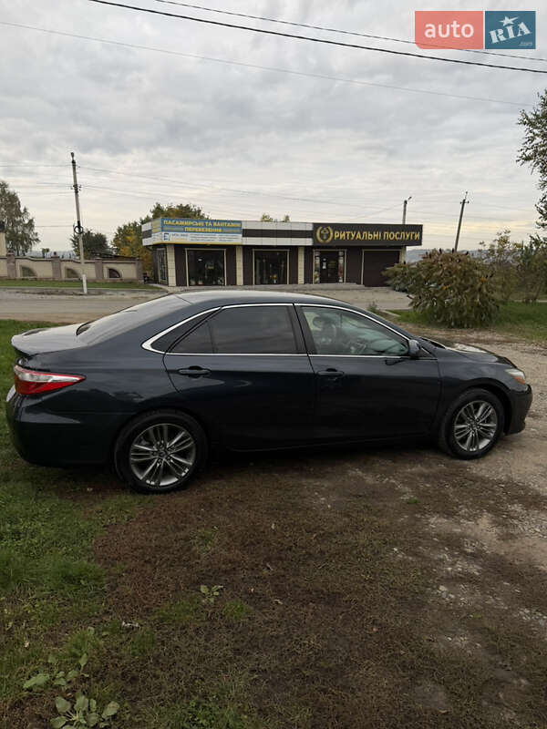 Седан Toyota Camry 2017 в Чернівцях