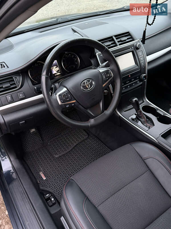 Седан Toyota Camry 2017 в Чернівцях