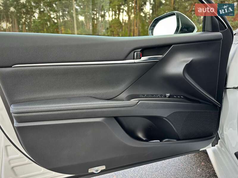 Седан Toyota Camry 2021 в Киеве
