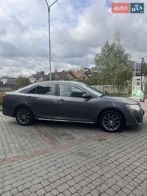 Седан Toyota Camry 2014 в Ивано-Франковске