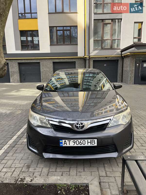 Седан Toyota Camry 2014 в Ивано-Франковске